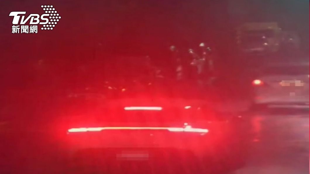警方調閱監視器以車追人。(圖/TVBS)