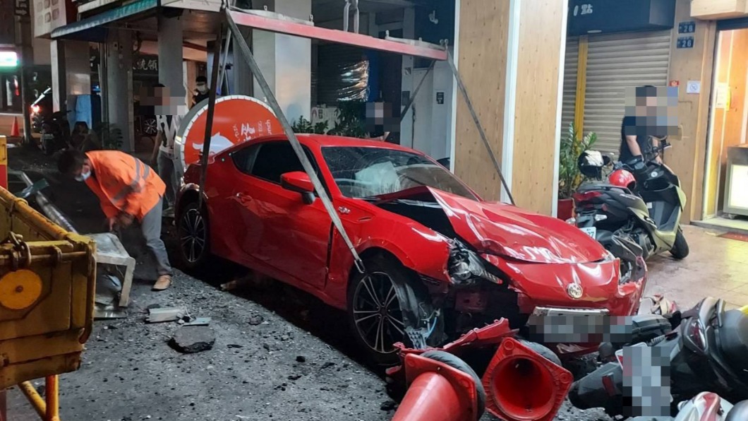 豐田86跑車逆向撞毀路燈、3機車 肇事駕駛竟「全忘了」