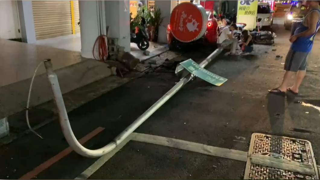 姚男駕駛豐田86跑車逆向撞毀路燈、招牌，並波及3輛機車。（圖／警方提供）