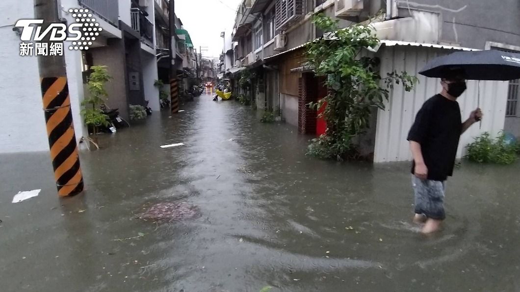 永康強降雨水深及膝民眾半夜清積水 疑當地工程影響排水