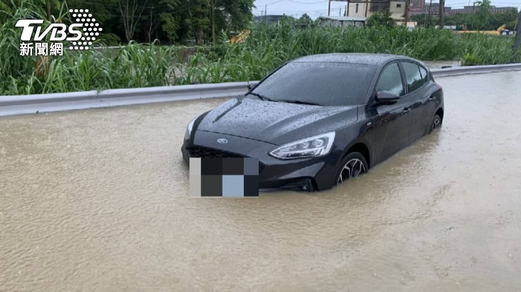 如果是一般低底盤轎車,判斷水深就要更為保守一點。(圖片來源/ TVBS)