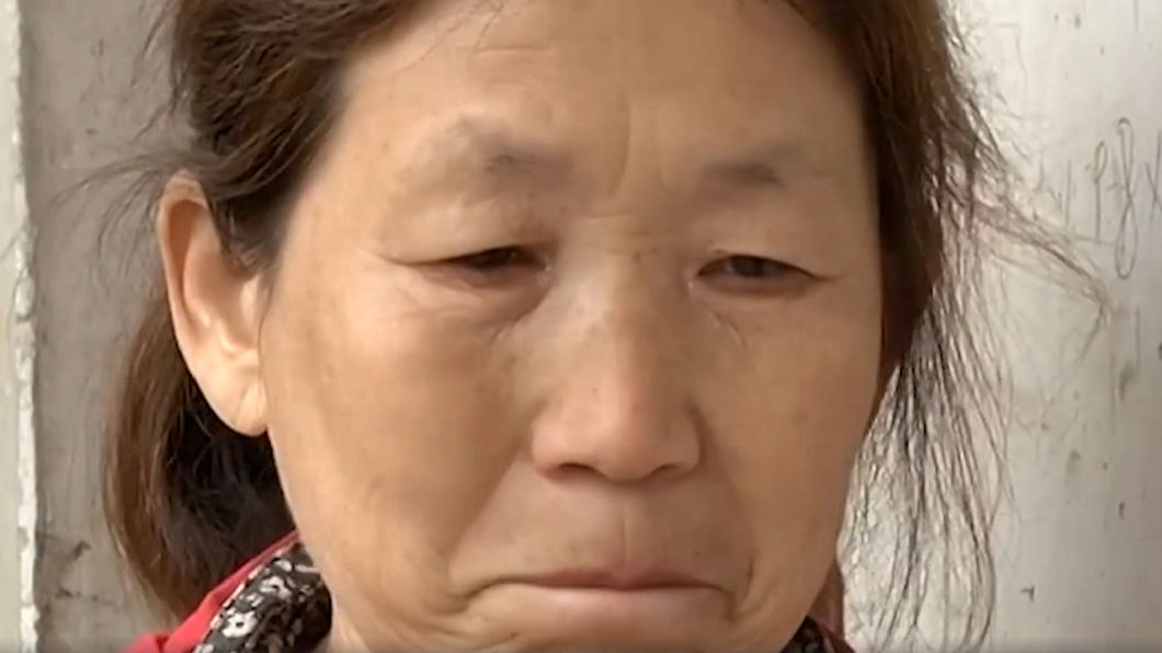 人妻的生活起居全都由年邁的母親照料。(圖/翻攝自微博)