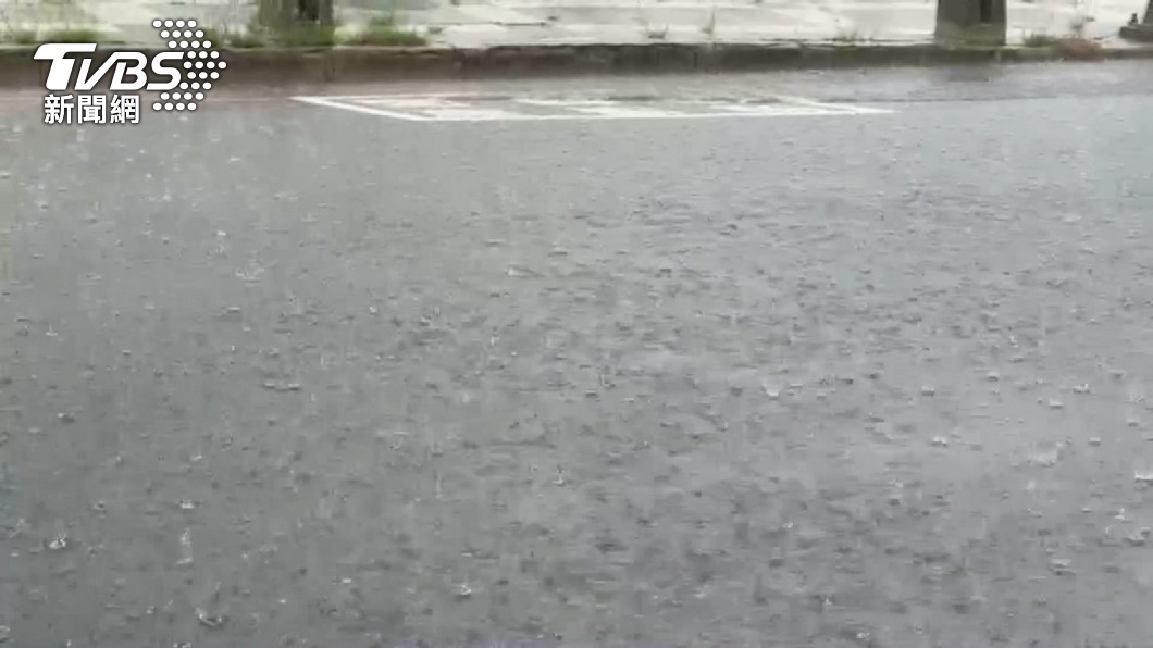 豪雨狂炸南台灣。(圖/TVBS)