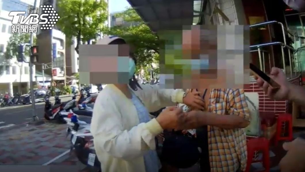 忘了狗在家裡!失智翁急尋愛犬迷路 暖警遇見助返家