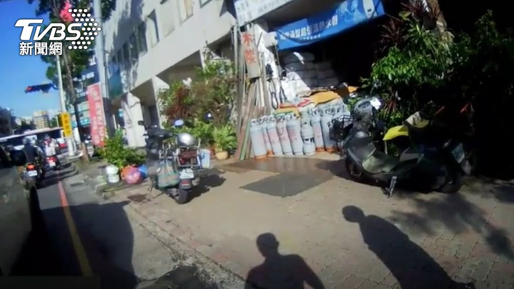 員警見老翁獨自走在路邊向前關心。（圖／TVBS）