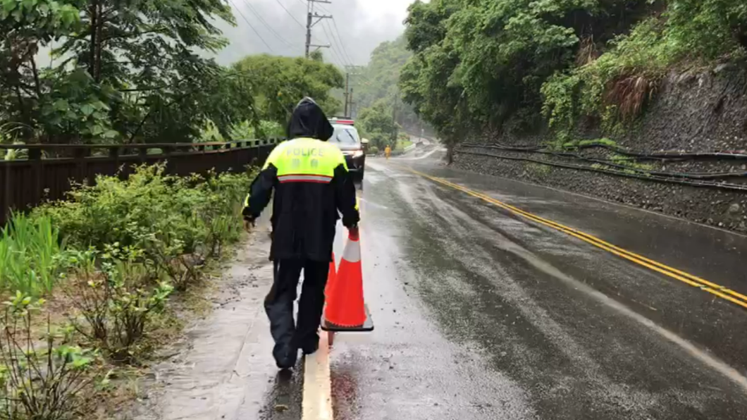 巨大落石砸落路中,警方擺設交通錐實施交管。(圖/和平警分局提供)