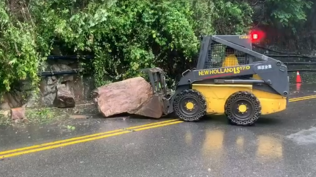 巨大落石砸落路中,谷關工務段調派機具前來清除。(圖/和平警分局提供)