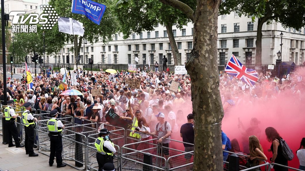 英國政府宣布解封日期向後推遲,引爆國內另一波抗議活動。(圖/達志影像路透社)
