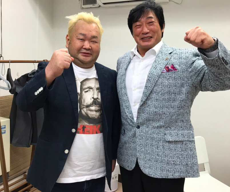 高野二郎(圖左)在出院後復出工作。(圖/翻攝自tokyodynamite推特)