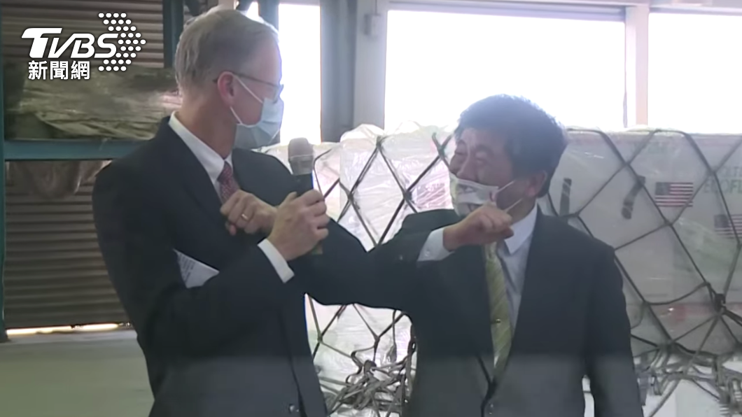 250萬劑莫德納抵台！陳時中「敲臂酈英傑」：非常感動