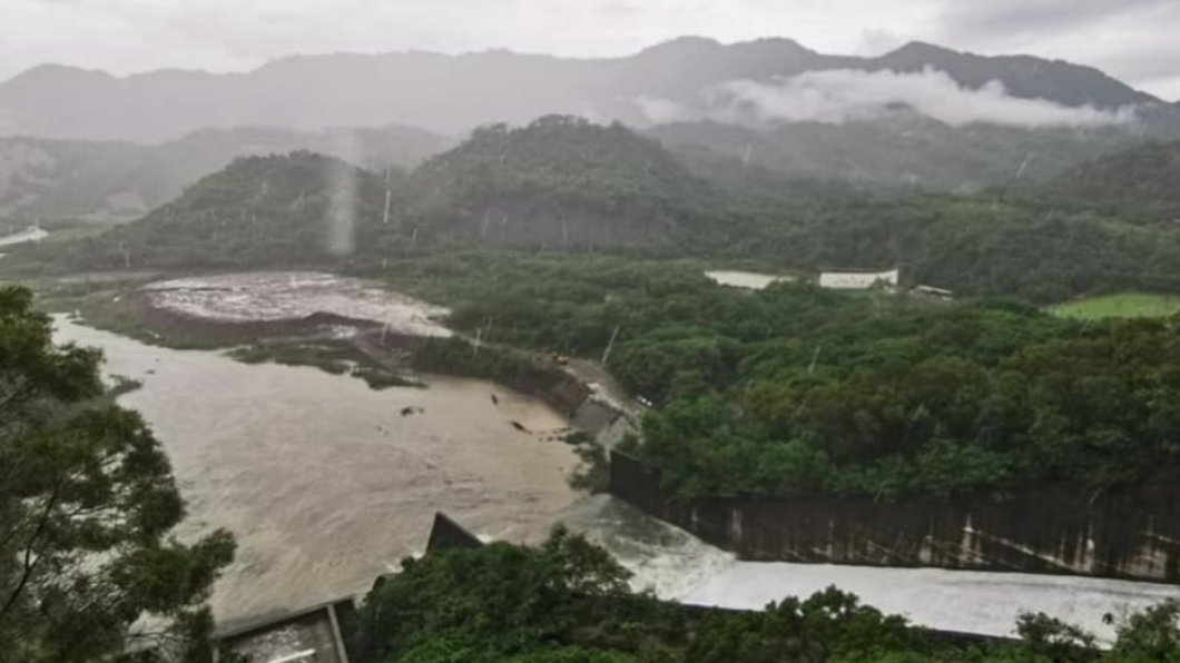 大雨+越域引水助攻　南化水庫滿庫自然溢流