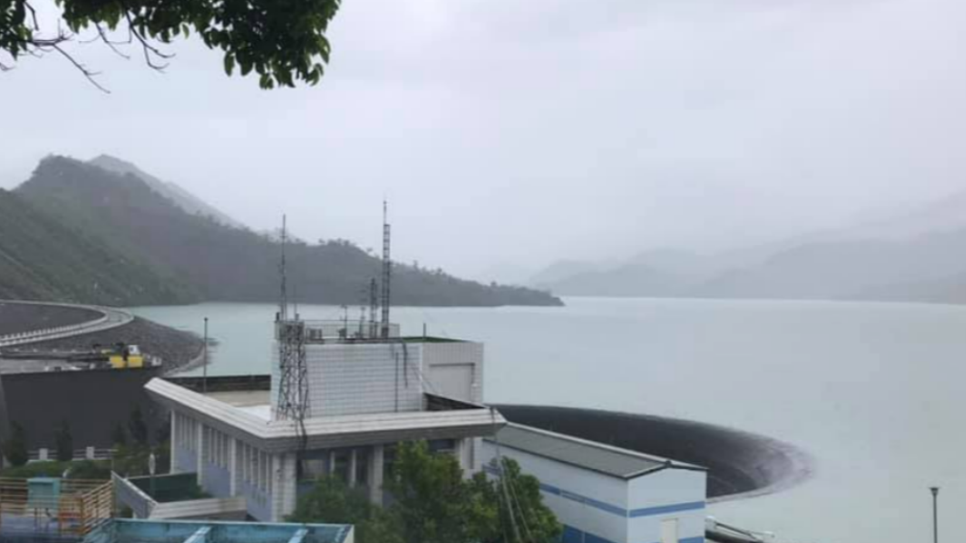 南化水庫今（20）日下午達滿庫180公尺，今年首度自然溢流。（圖／翻攝自南化水庫臉書）