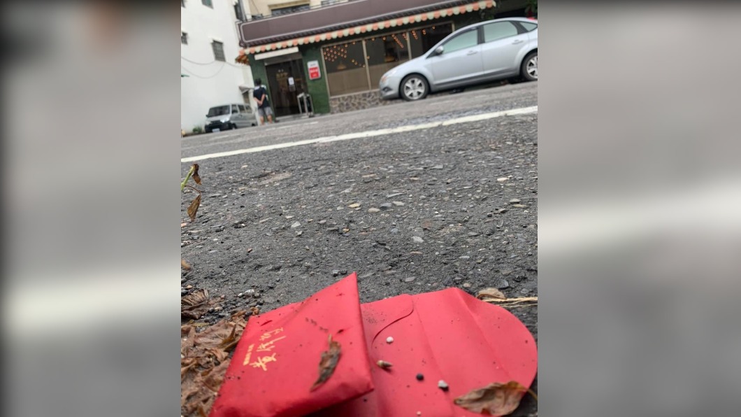 路上驚見「黃偉哲紅包」沒人敢撿 店家發文釣市長神留言