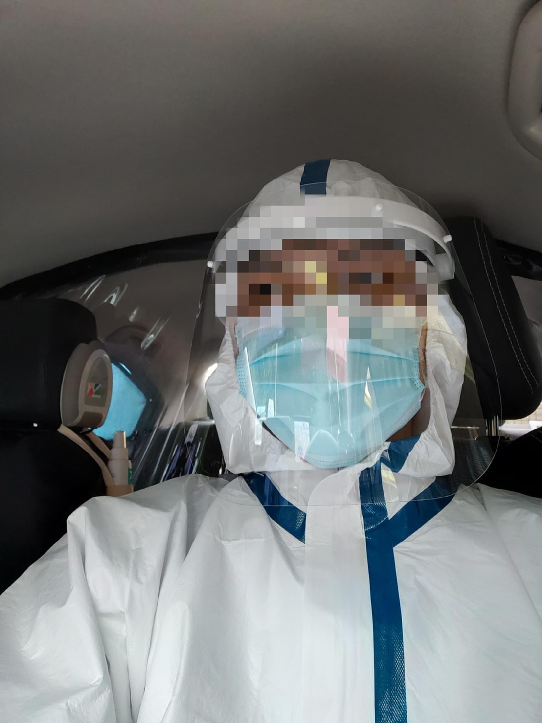 專責防疫計程車司機需穿著全套防護衣。(圖/翻攝自爆料公社)