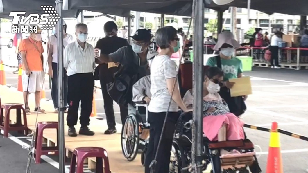 搶打莫德納!北市開放72歲以上預約 半小時4萬人預約
