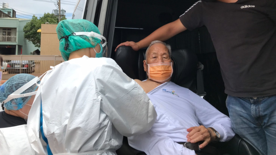 神岡國小快打站團隊在車上替賴老先生施打疫苗。(圖/台中市政府提供)