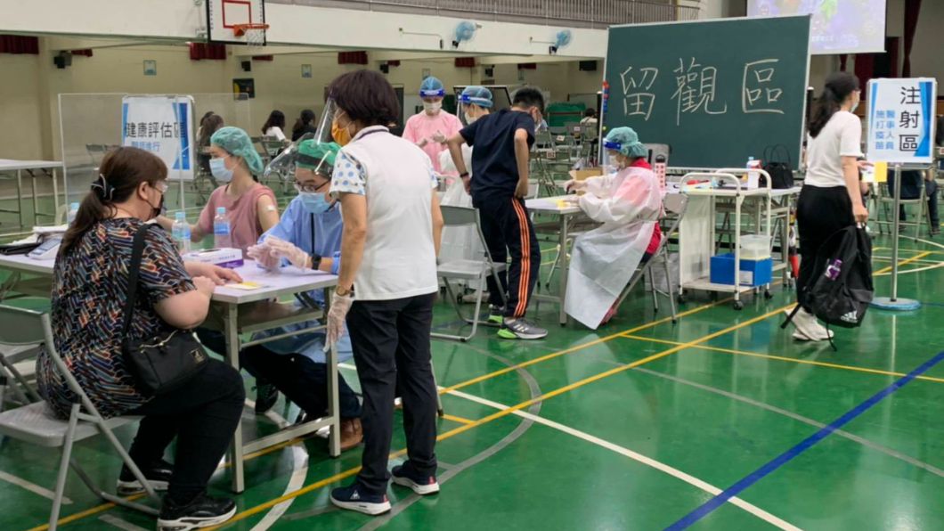 南區慶耀聯合診所兒科醫師林恆圭和母親一起投入抗疫行列。(圖/台中市政府提供)