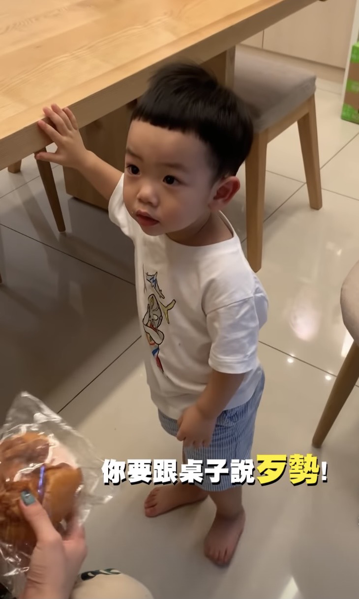 二伯上傳一段蔡桃貴和桌子道歉的影片。(圖/翻攝自蔡桃貴 蔡阿嘎二伯's Family YOUTUBE)