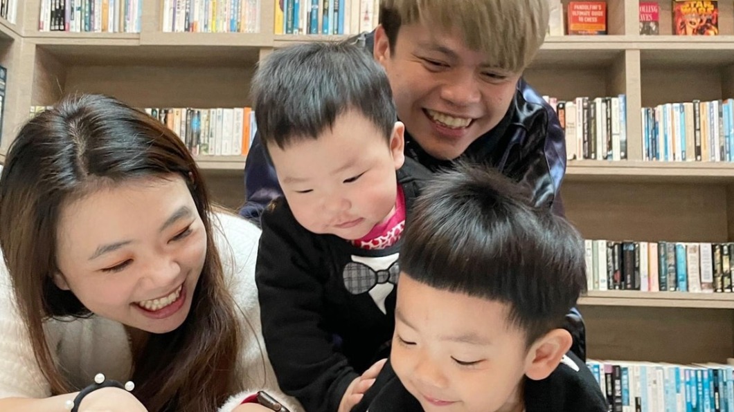 YouTuber蔡阿嘎與老婆二伯婚後育有兩子。(圖/翻攝自蔡阿嘎臉書)