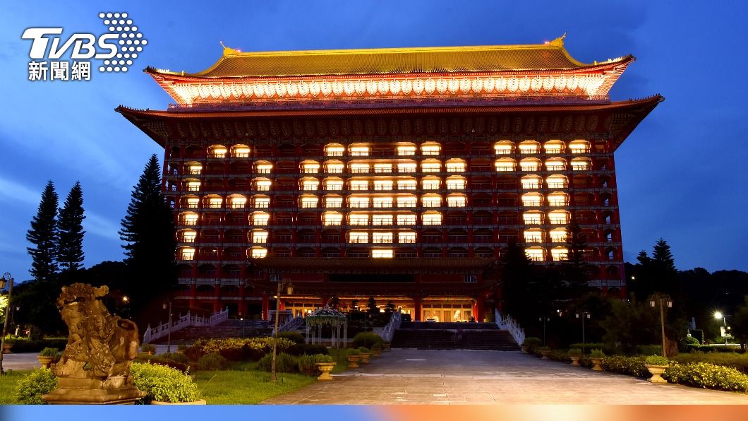 美贈台莫德納疫苗,圓山大飯店點燈感謝。(圖/中央社)