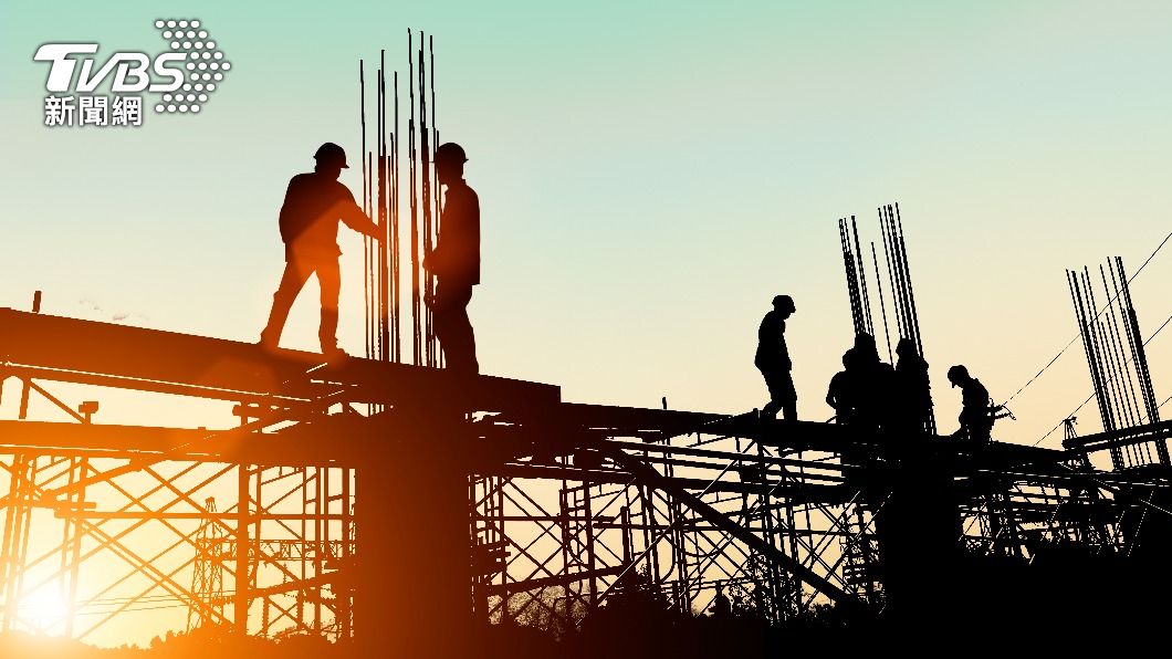有些工作需要長時間蹲跪。（示意圖／shutterstock達志影像）