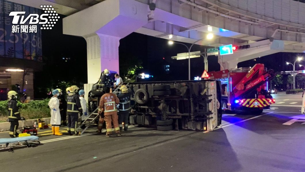 獲報趕往刑案現場！偵防車鳴笛過路口　小貨車撞擊翻覆