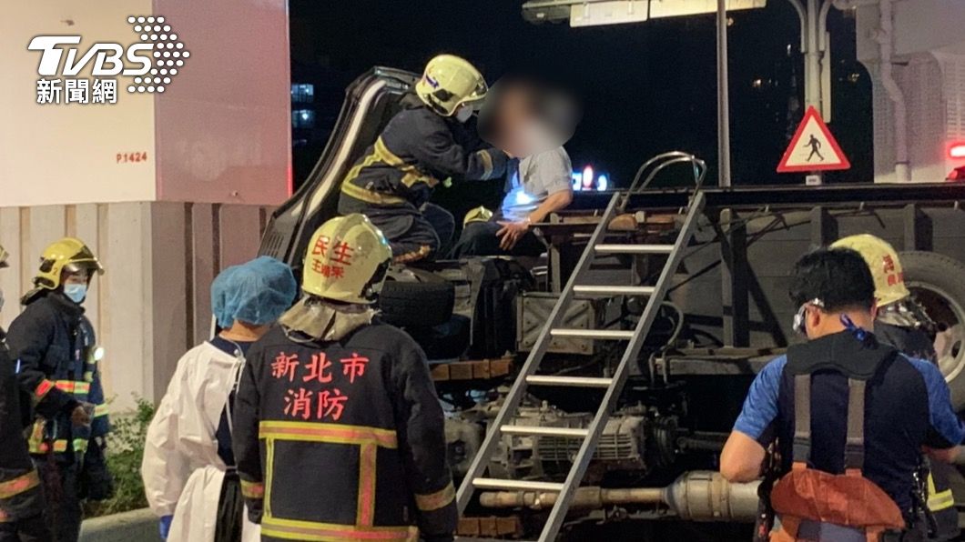 貨車駕駛一度受困車內。(圖/TVBS)