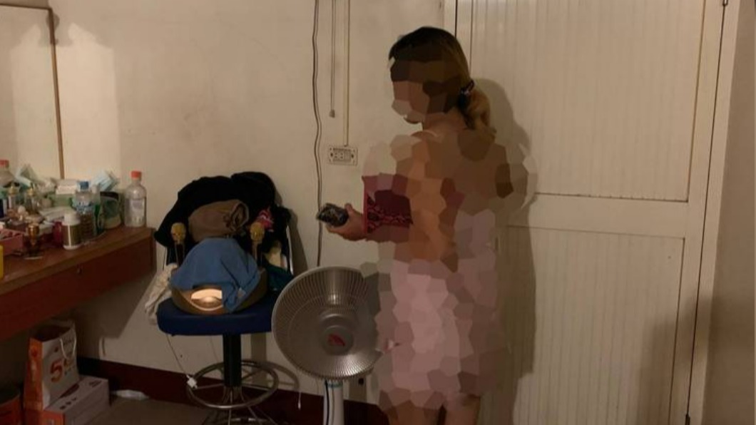 清涼辣妹比「1」露餡 警著便服逮「人與人的連結」