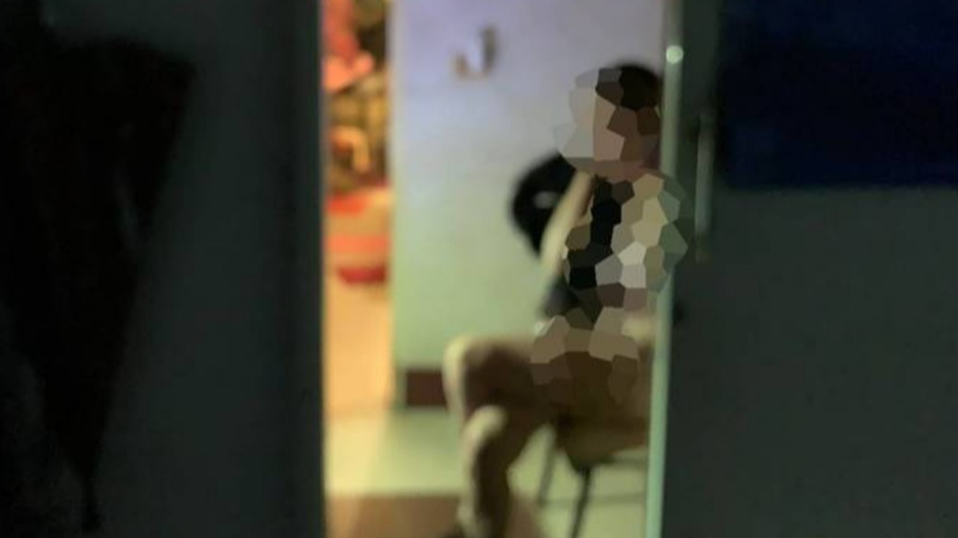 女子穿著清涼,等待尋歡客上門,未料竟遭警方查緝。(圖/警方提供)