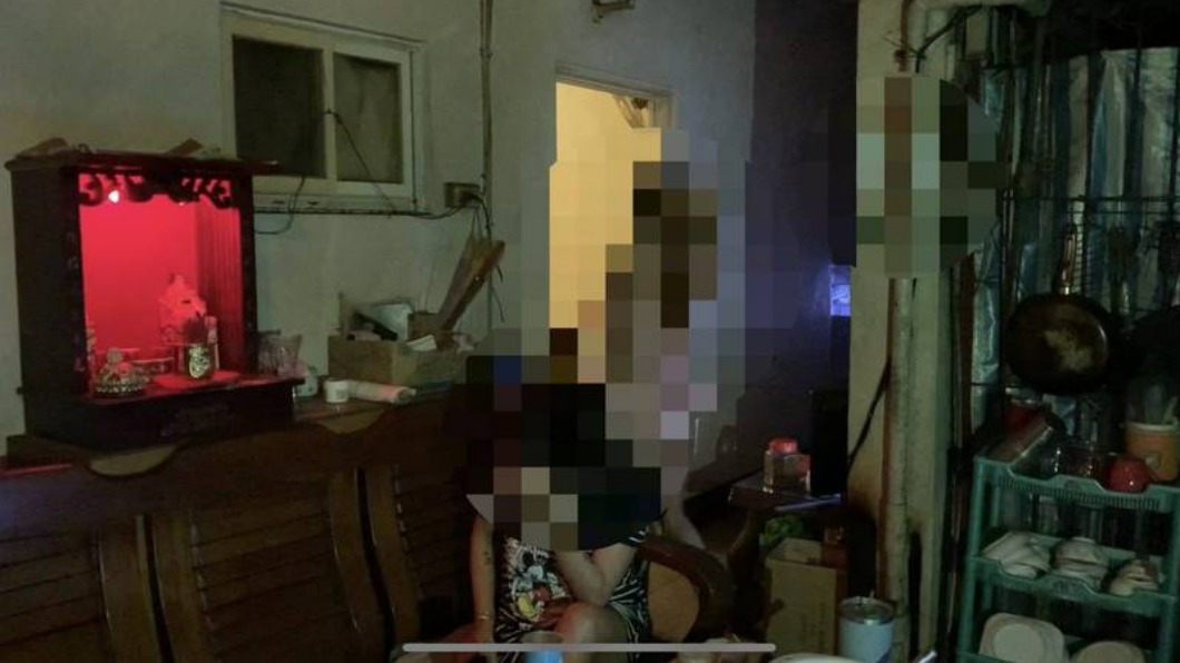 女子穿著清涼,等待尋歡客上門,未料竟遭警方查緝。(圖/警方提供)