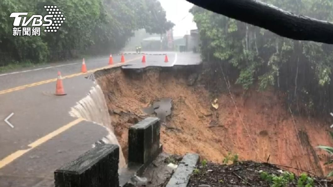 豪雨狂炸!彰化花壇芬園交界路崩塌 沖垮35公尺畫面曝