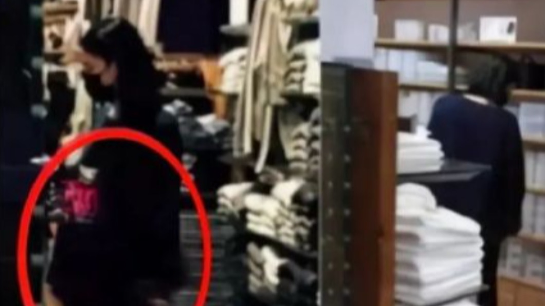 網友自爆在母嬰用品店遇到王菲。(圖/翻攝自微博)