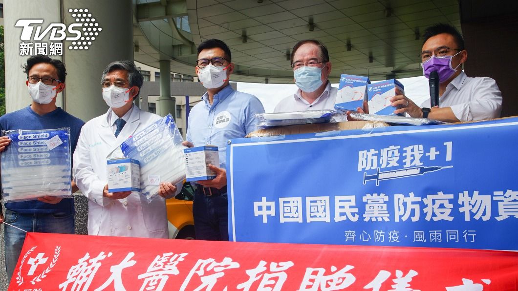 江啟臣到輔大醫院捐贈防疫物資。(圖/中央社)