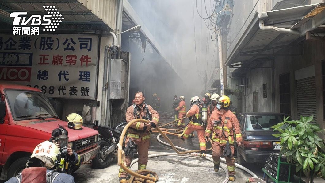 廠內員工皆自行逃出。(圖/TVBS)