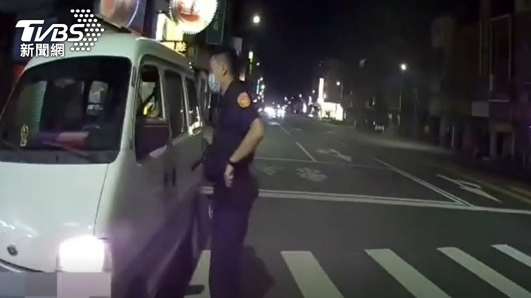 警提醒「口罩戴好」意外逮到！　男子笑稱不知已被通緝