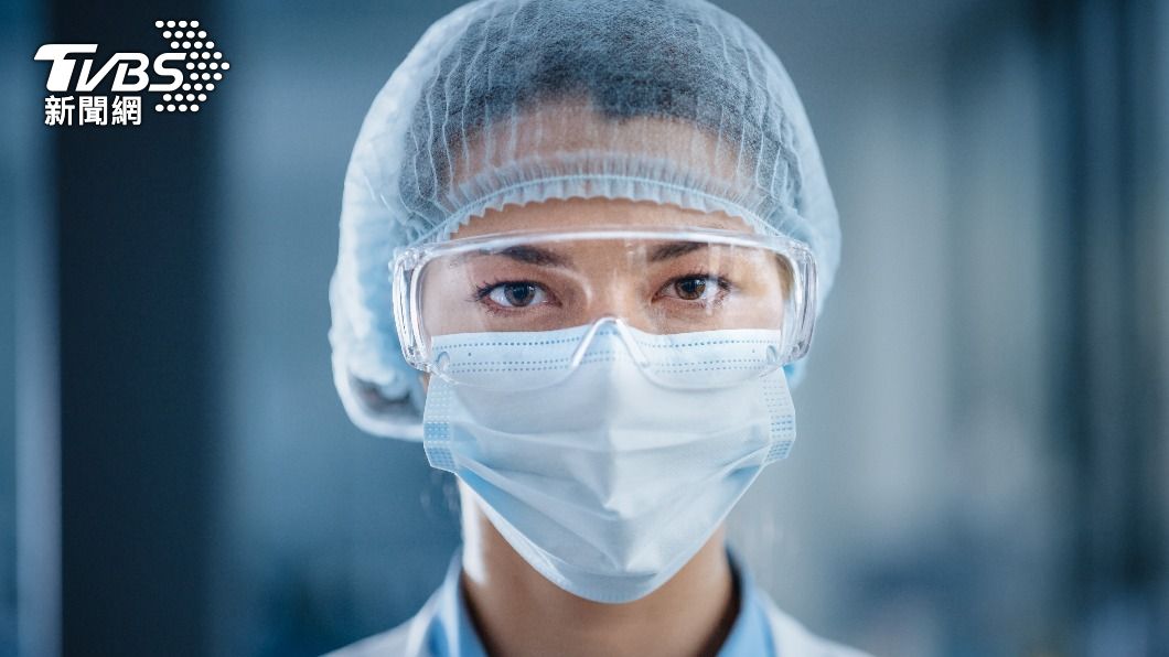 醫師說如果會與人近距離接觸、說話,可以戴上防護面罩或護目鏡。(示意圖/shutterstock達志影像)
