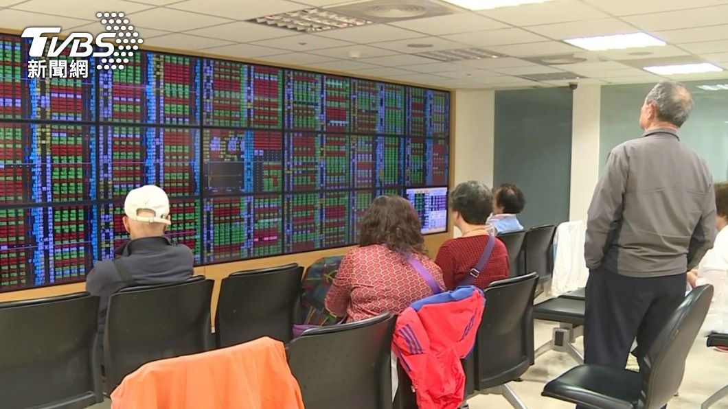 台股量縮上漲120點收復月線 17800點得而復失