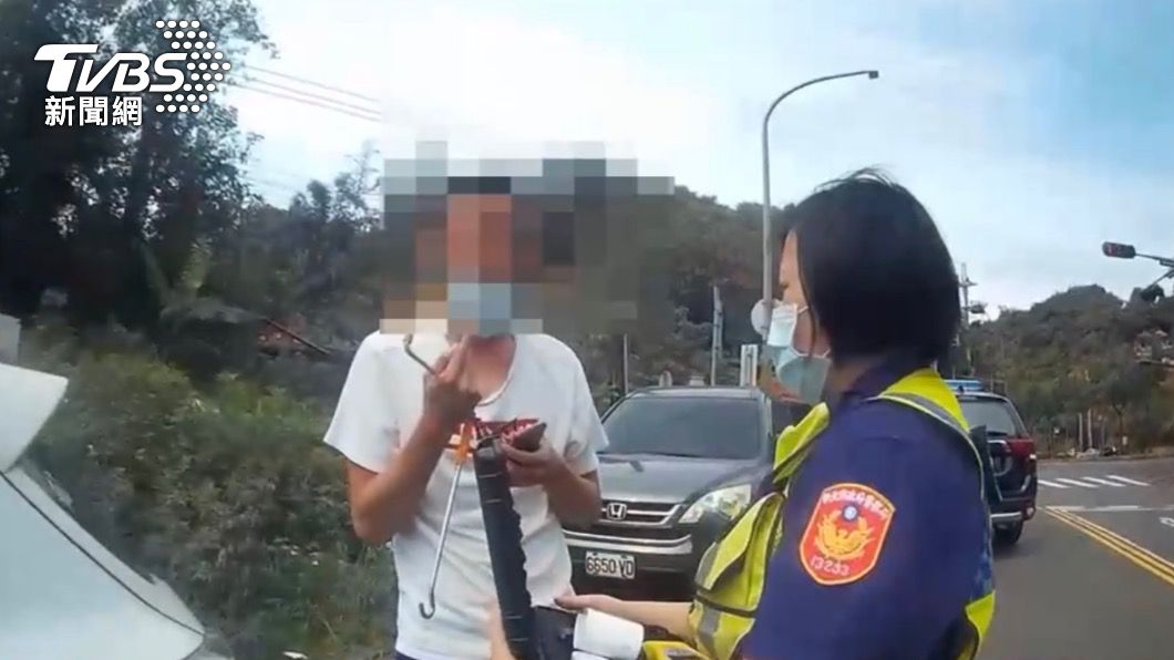 男駕駛向警方表示要重新酒測。(圖/TVBS)