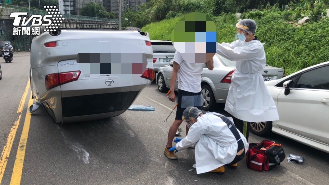 「酒測值1.2」轉彎撞車翻覆　醉男跳針求警：再測一次