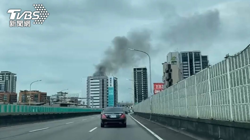 市民高架上都能看到濃煙。(圖/TVBS)