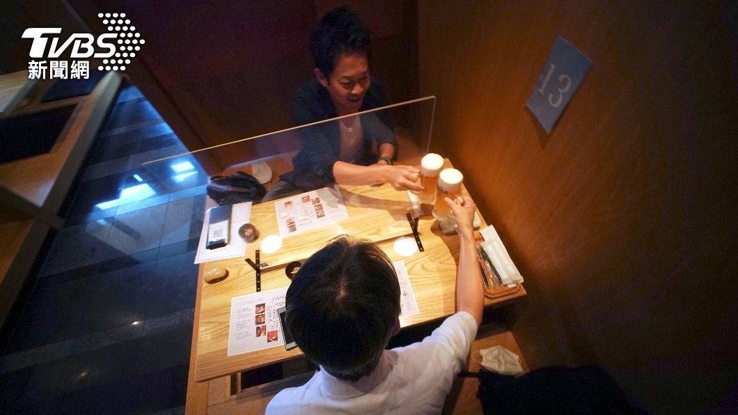 防疫規定只能2人同行入內飲酒。(圖/達志影像 美聯社)