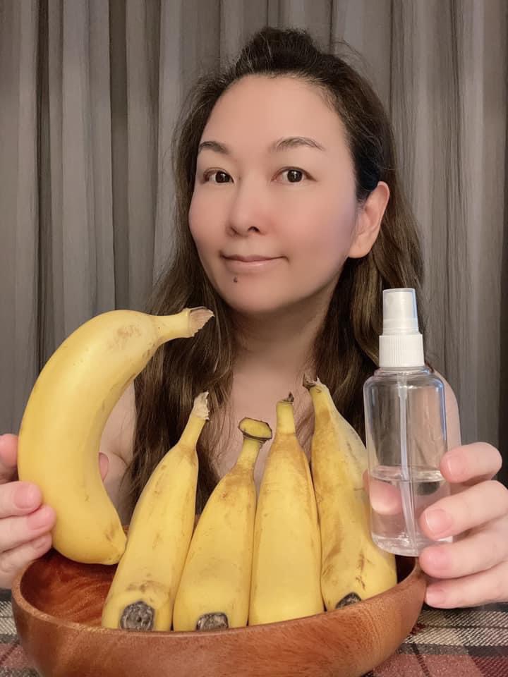 張秀卿防疫嚴謹,連吃香蕉都要噴酒精。(圖/翻攝自張秀卿臉書)