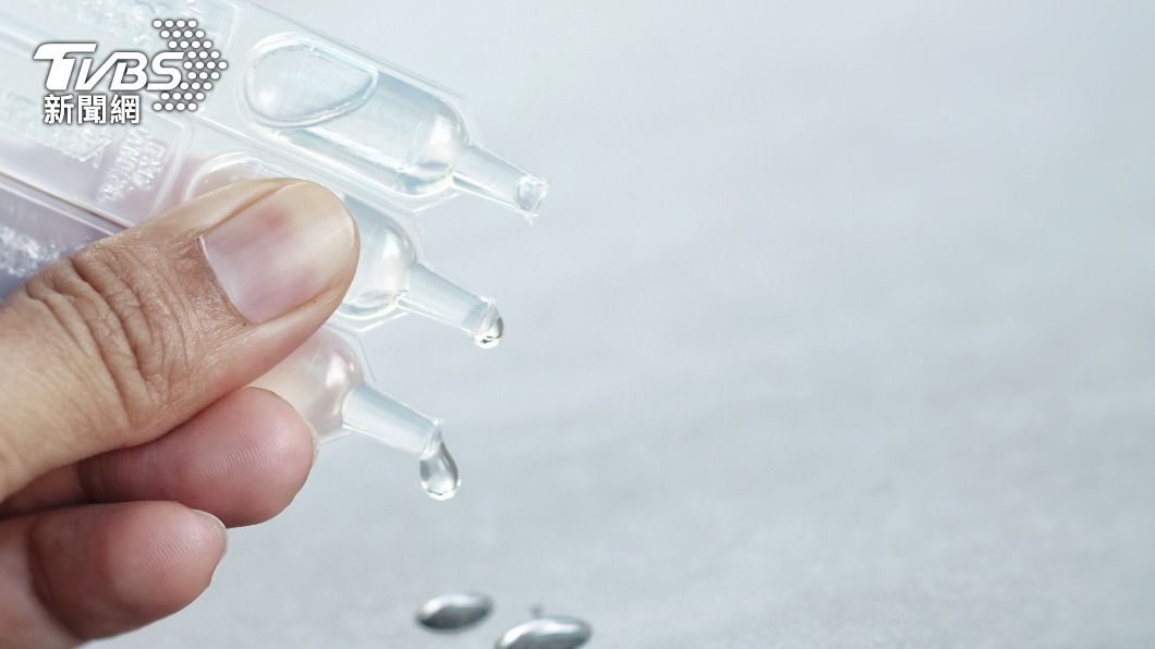 眼藥水裡成分有些含清涼劑,點多恐會出現副作用。(示意圖/shutterstock達志影像)