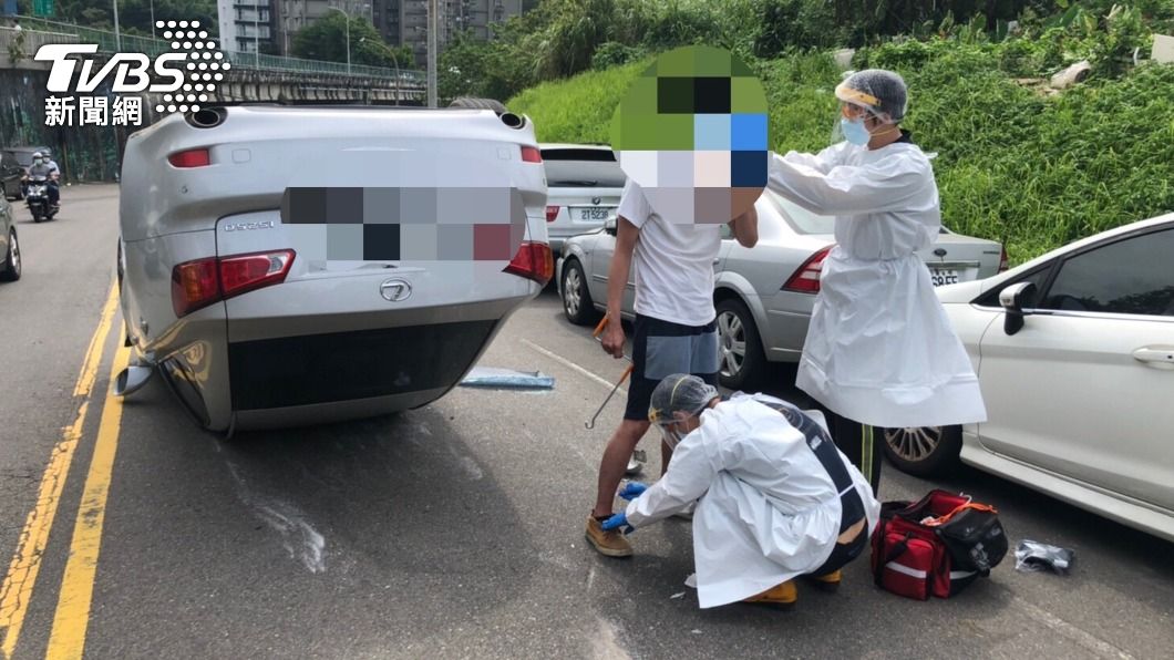 轉彎連撞路邊3車後自翻車 新北酒駕男遭送辦