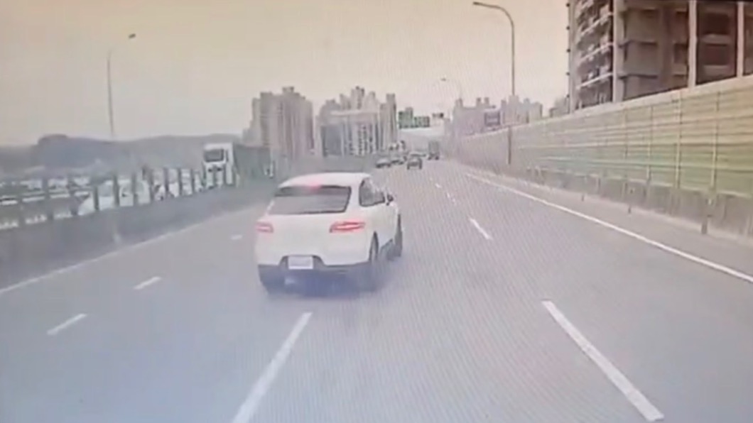 螃蟹式變換車道!百萬休旅車突煞車慢速 後方水泥車追撞