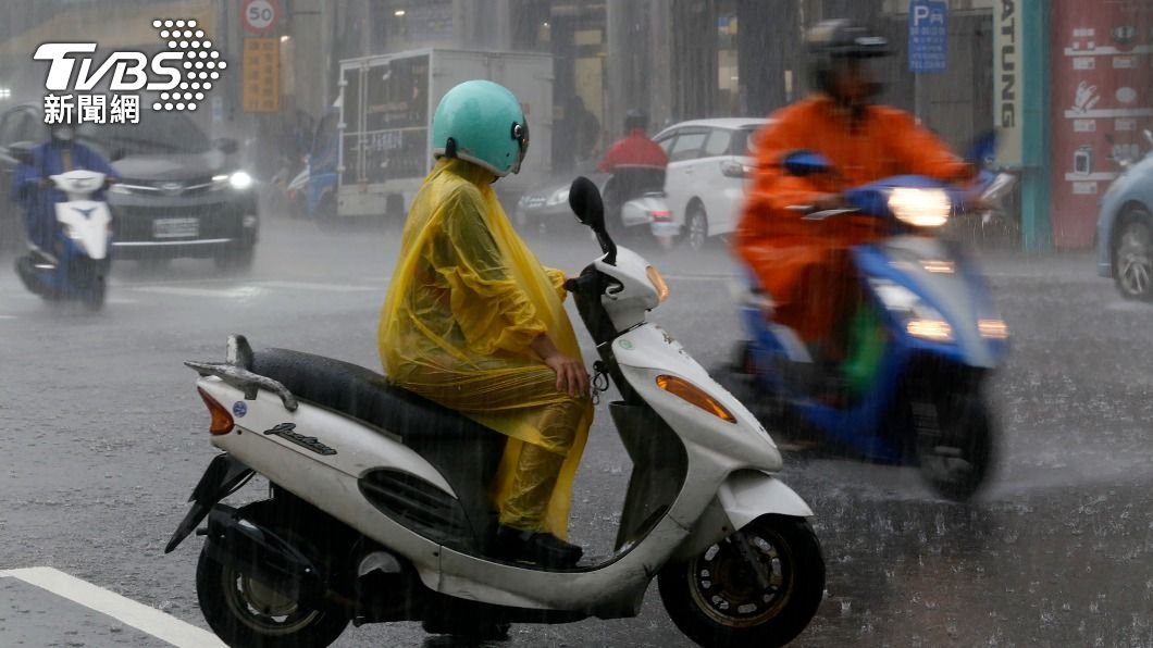 颱風璨樹沿東側北上 挾強風豪雨逼近威脅莫小覷
