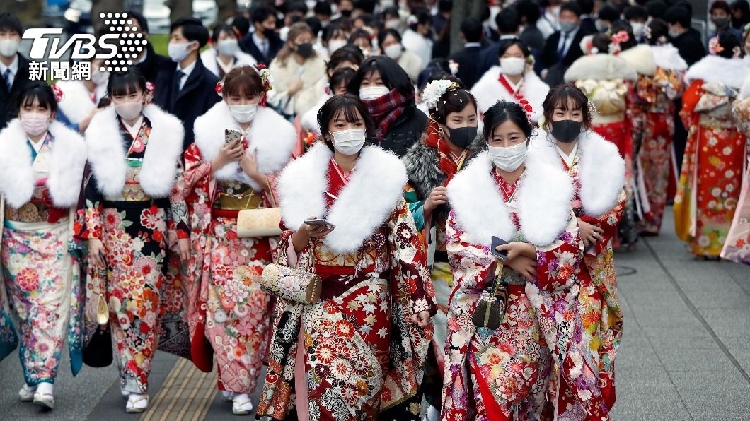 日本女性在施打疫苗後出現過敏等副作用機率也較高。(圖/達志影像 路透社)