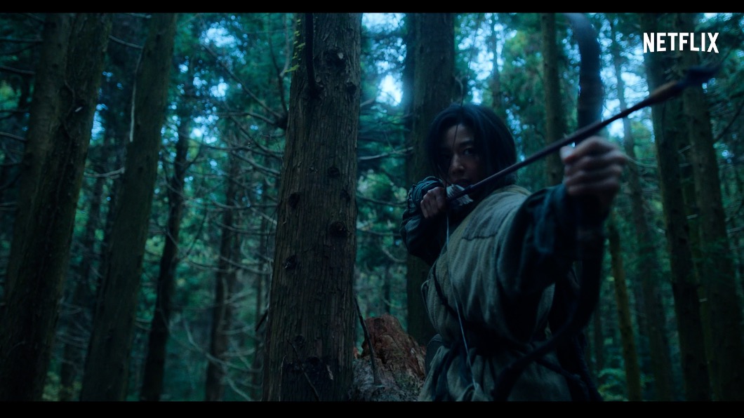 全智賢為母尋找「生死草」。(圖/由Netflix提供)