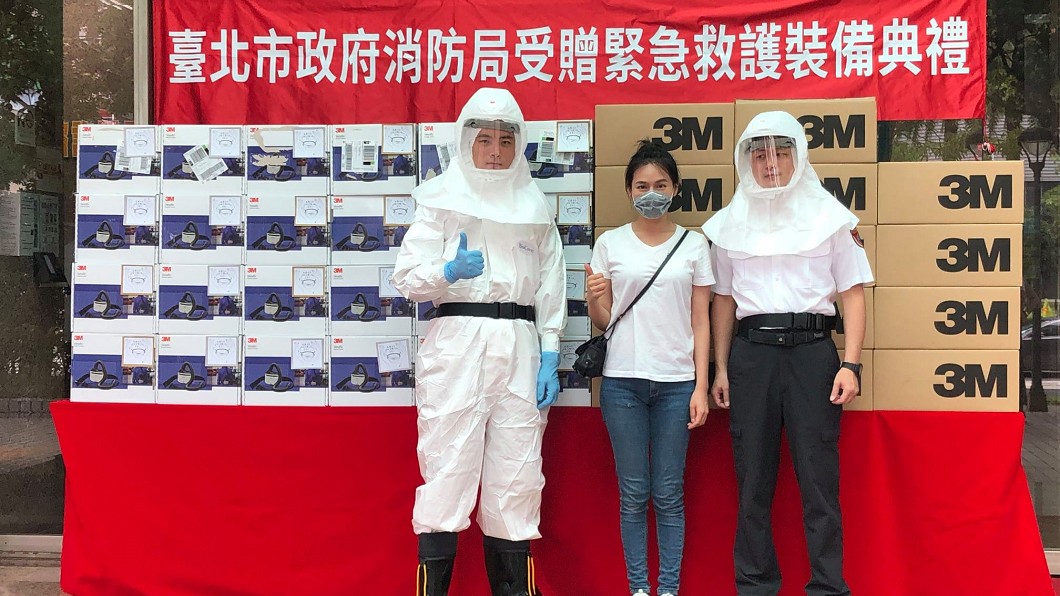 台北市政府消防局舉行受贈緊急救護裝備典禮。(圖/翻攝自安以軒臉書)