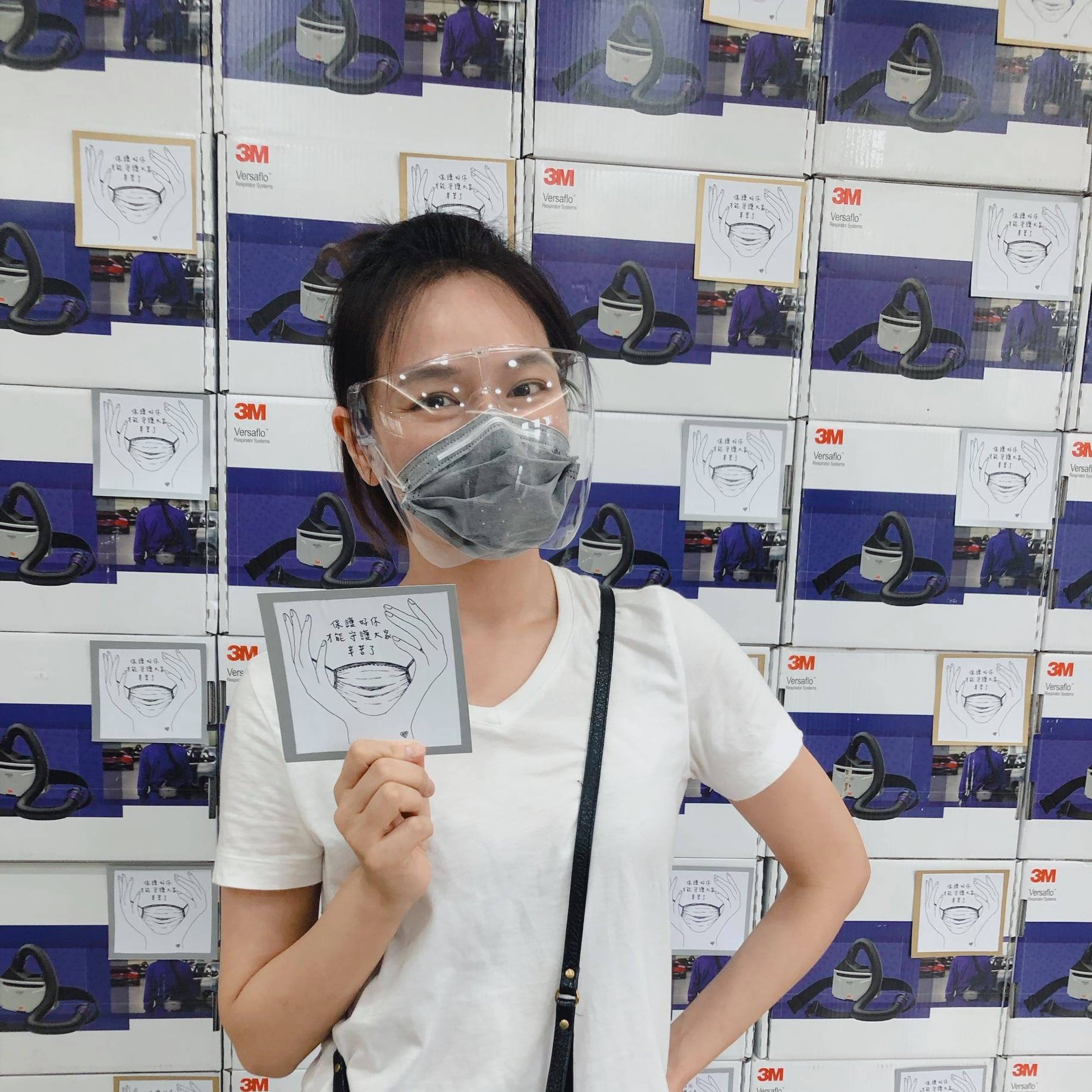 夏于喬不僅捐贈PAPR,更繪製小卡片貼在機器上,並幫助好友安以軒於第一時間送達。(圖/翻攝自安以軒臉書)